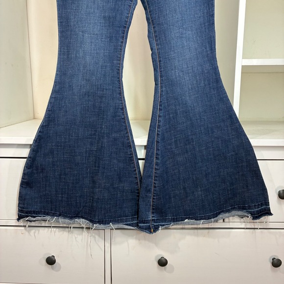 We The Free Free People Just Float On Flare Jeans Blue Wash Size 32 70s Boho - Picture 8 of 10